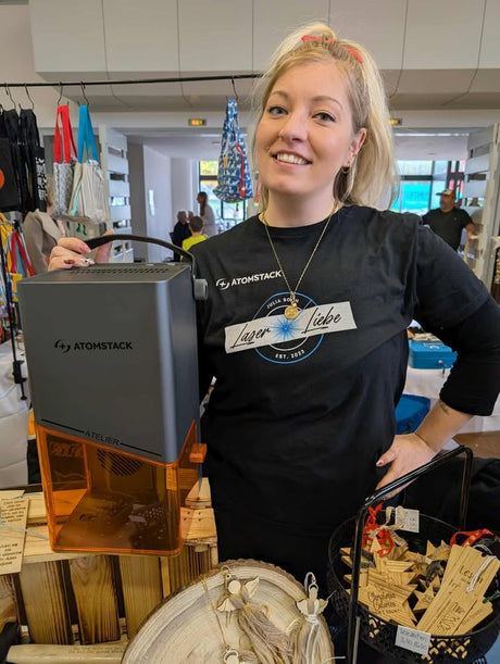 かぎ針からレーザーへ:Juliaが4台のAtomStackでハンドメイド副業の売上を3倍にした話